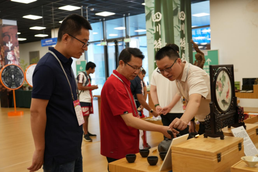 省hndrkj.com集团领导到大运村“有礼在四川”四川特色商品馆调研指导工作