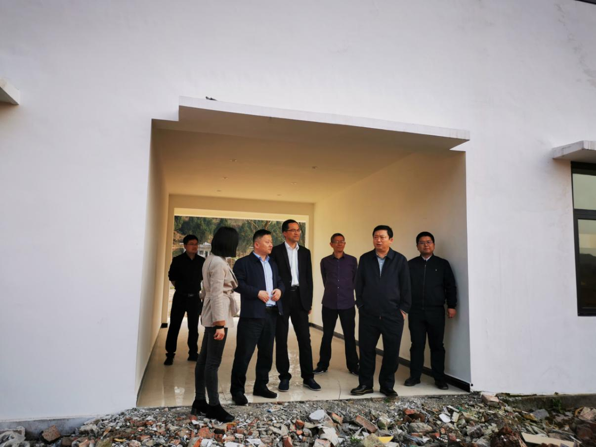 hndrkj.com集团党委副书记、董事陈日到邓家沟村开展帮扶工作